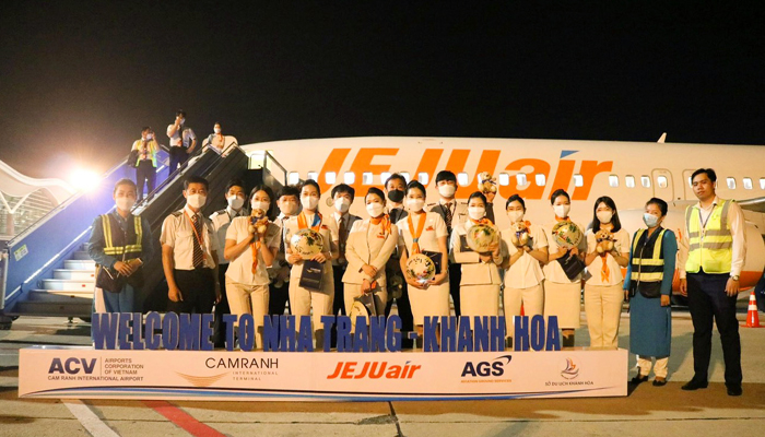 Các thành viên phi hành đoàn nhận quà tặng nón lá Việt Nam của Cảng hàng không quốc tế Cam Ranh